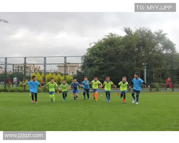 踢足球对青少年身心发展及团队合作能力的积极影响探讨